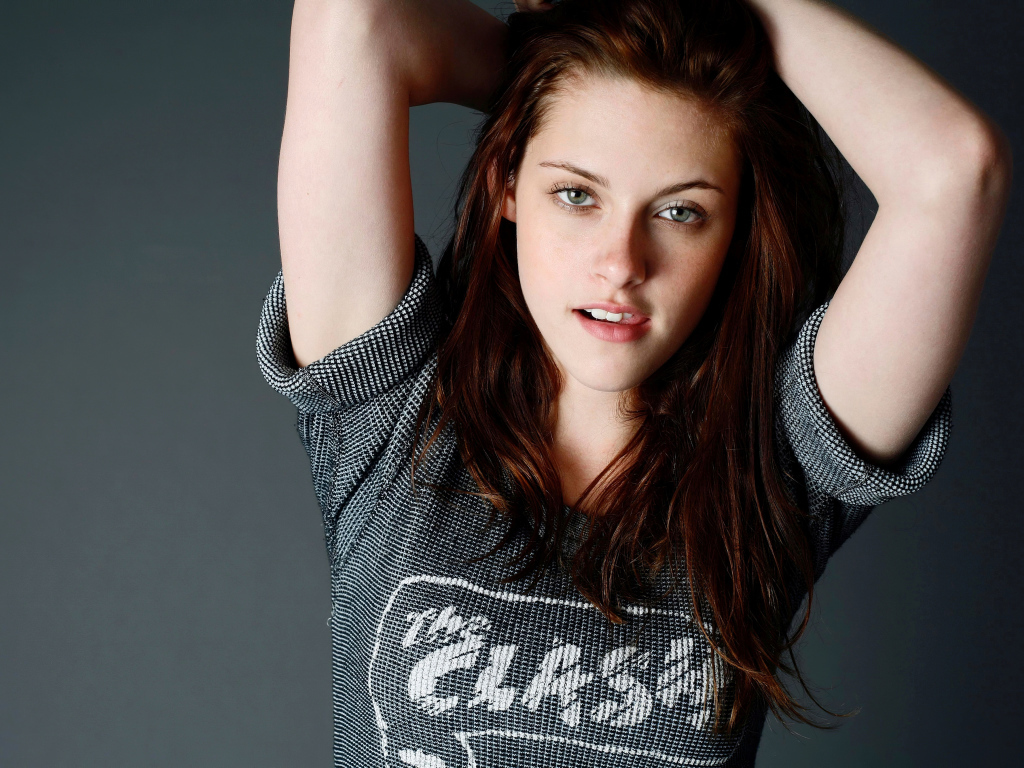 Актриса Кристен Стюарт на сером фоне