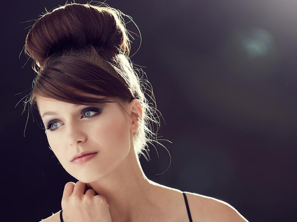 Актриса Мелисса Бенойст с прической на голове крупным планом