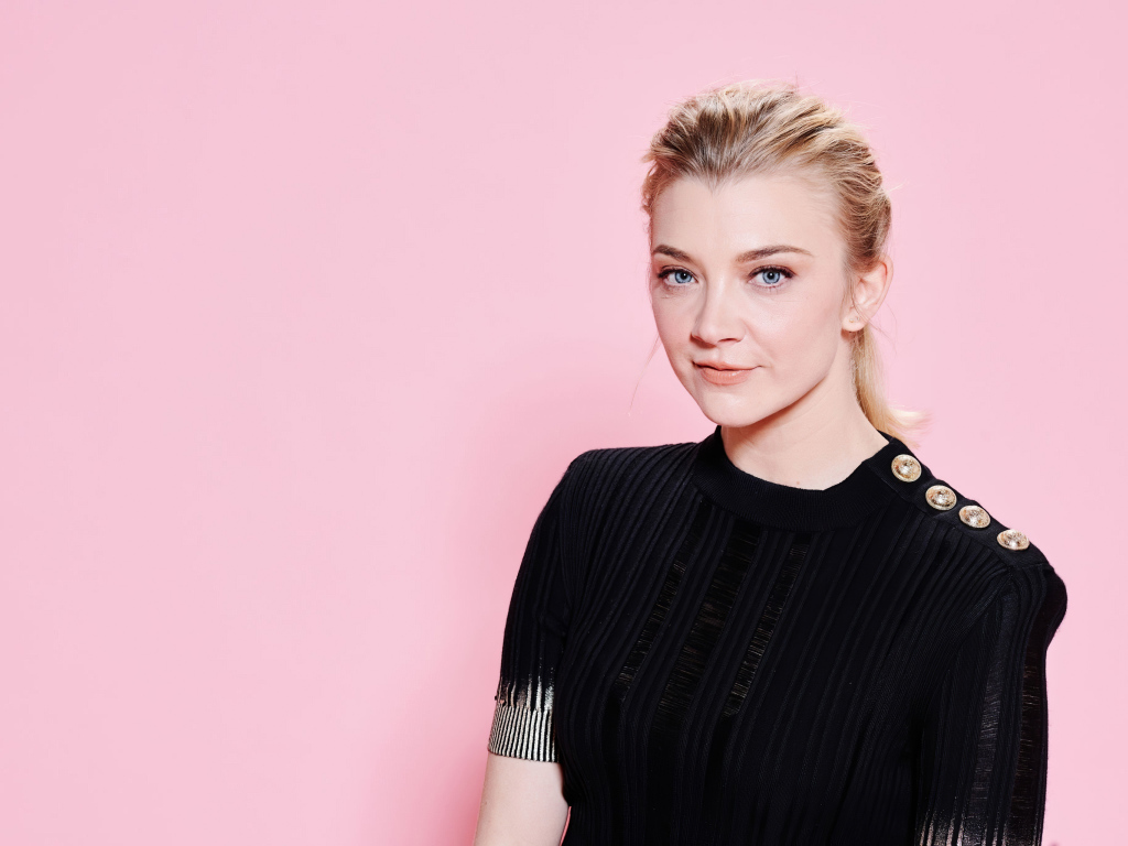 Актриса Натали Дормер в черном платье на розовом фоне