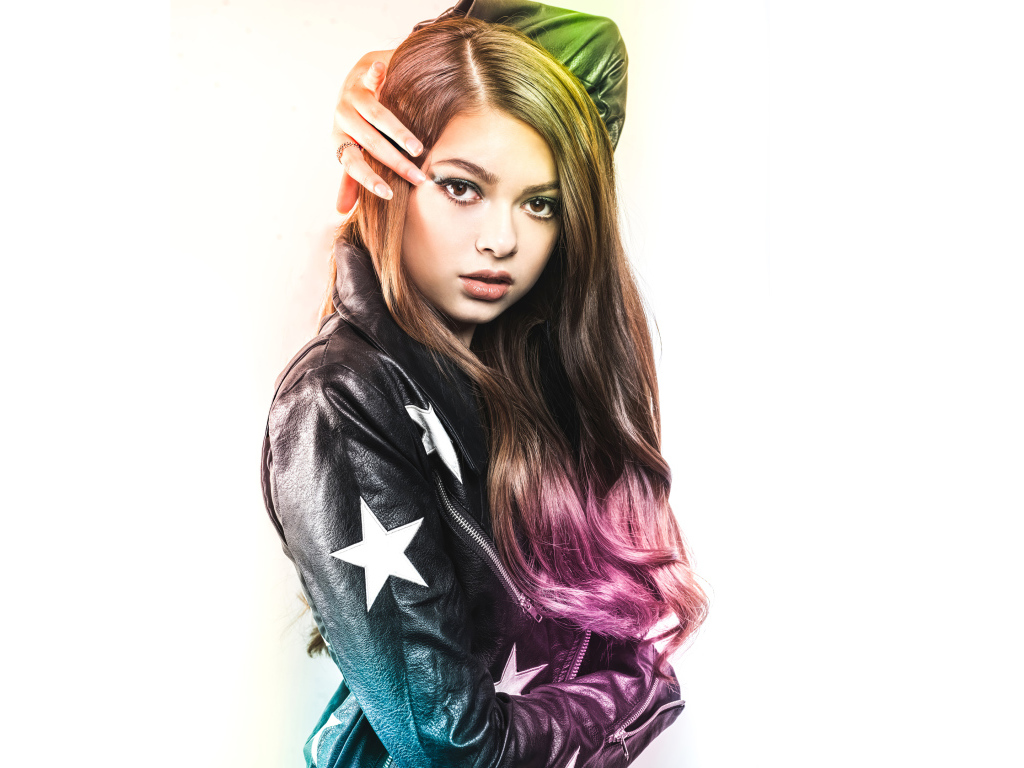 Актриса Никки Хан в черной куртке на белом фоне