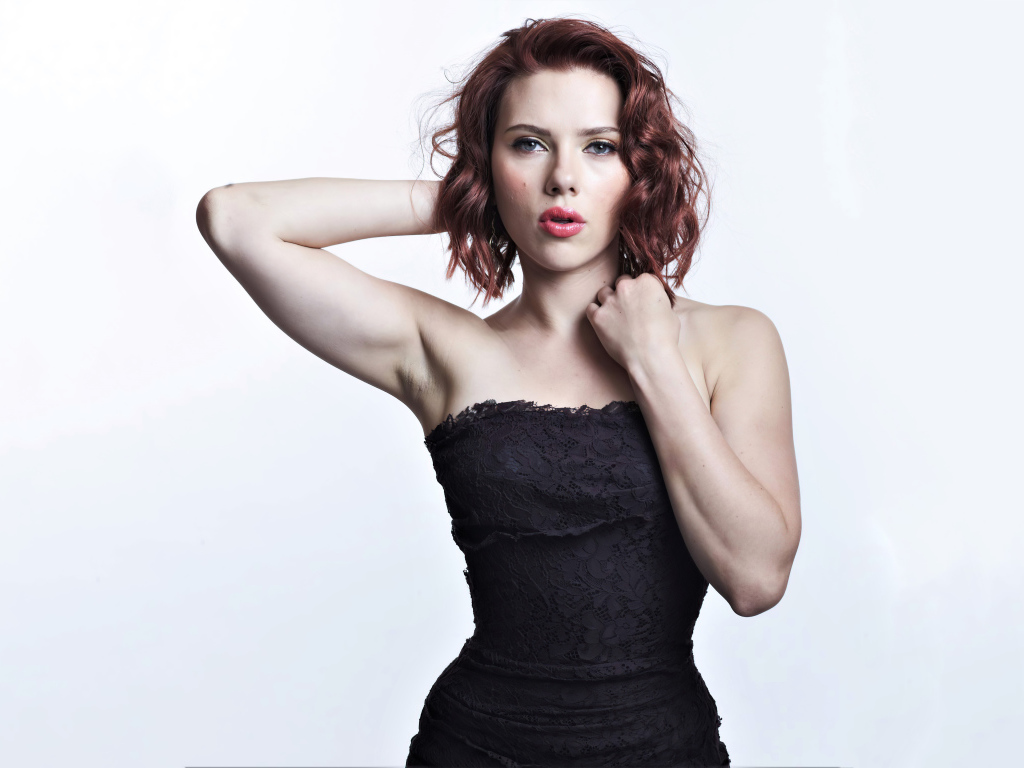 Актриса Скарлетт Йоханссон в черном платье на белом фоне