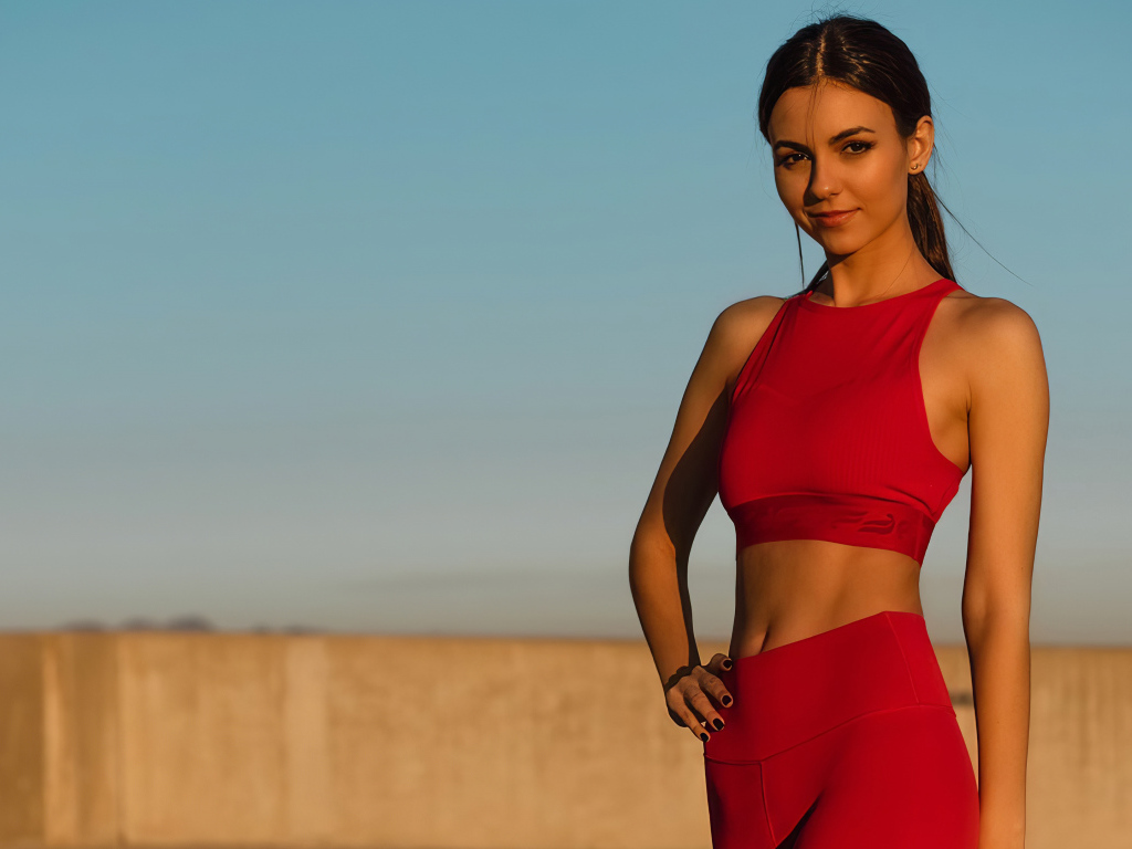 Актриса Виктория Джастис в красном костюме