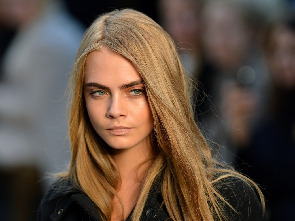 Актриса, блондинка Кара Делевинь с задумчивым взглядом