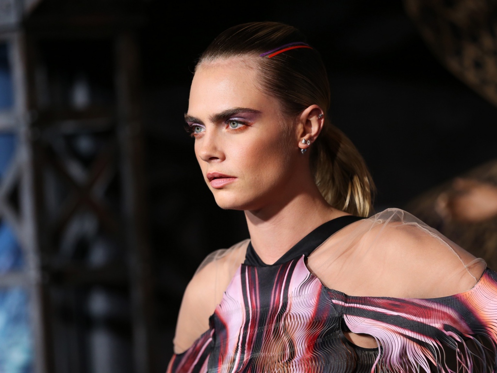 Актриса и модель Кара Делевинь в платье