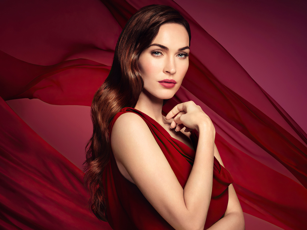 Американская актриса Меган Фокс на красном фоне