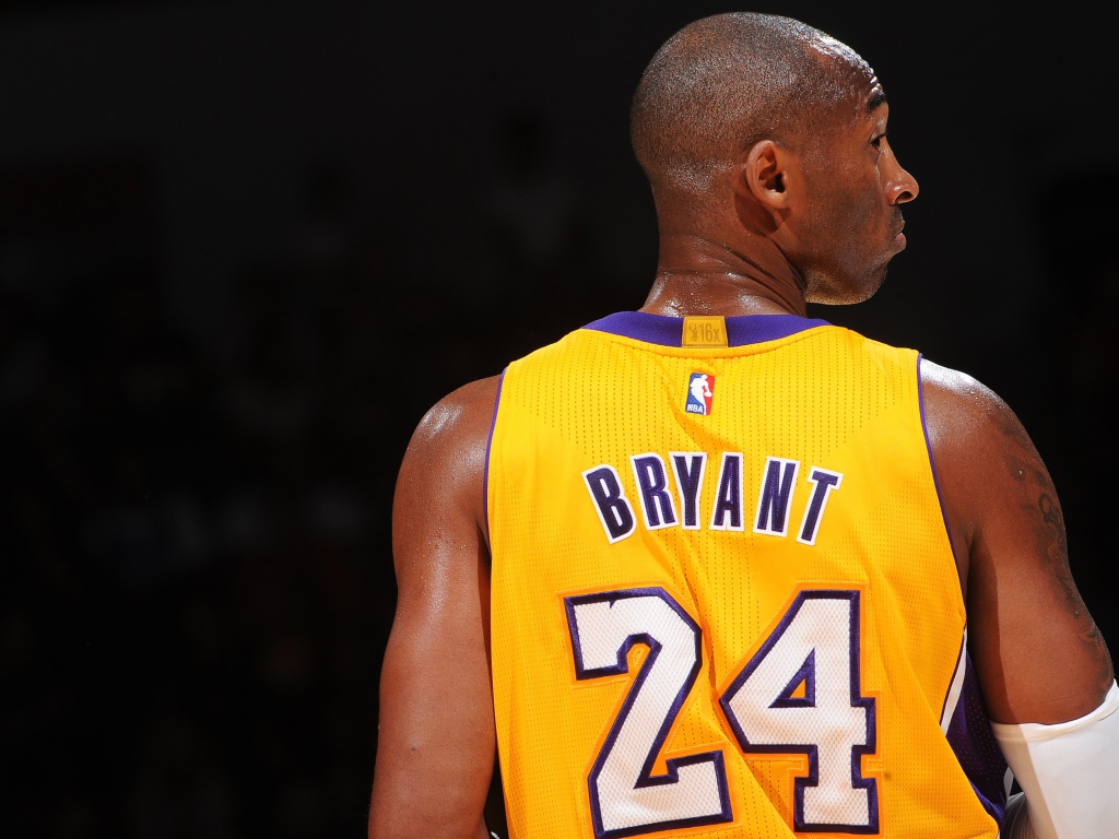Американский баскетболист Коби Брайант вид сзади
