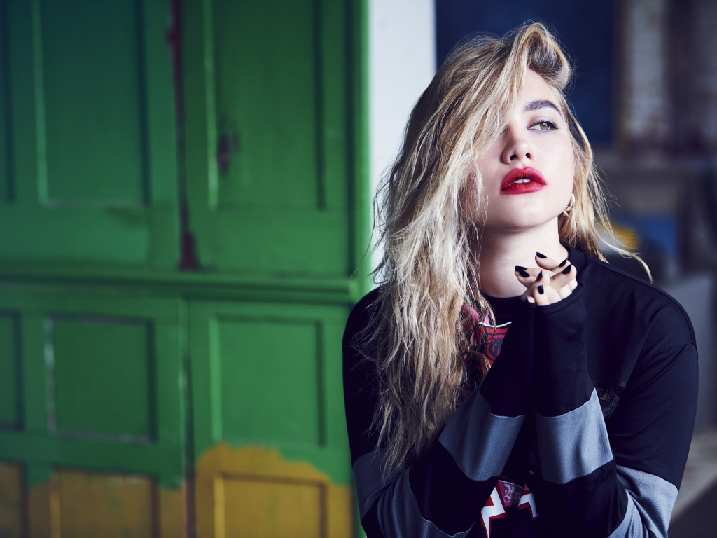 Красивая блондинка, актриса Флоренс Пью с ярким макияжем