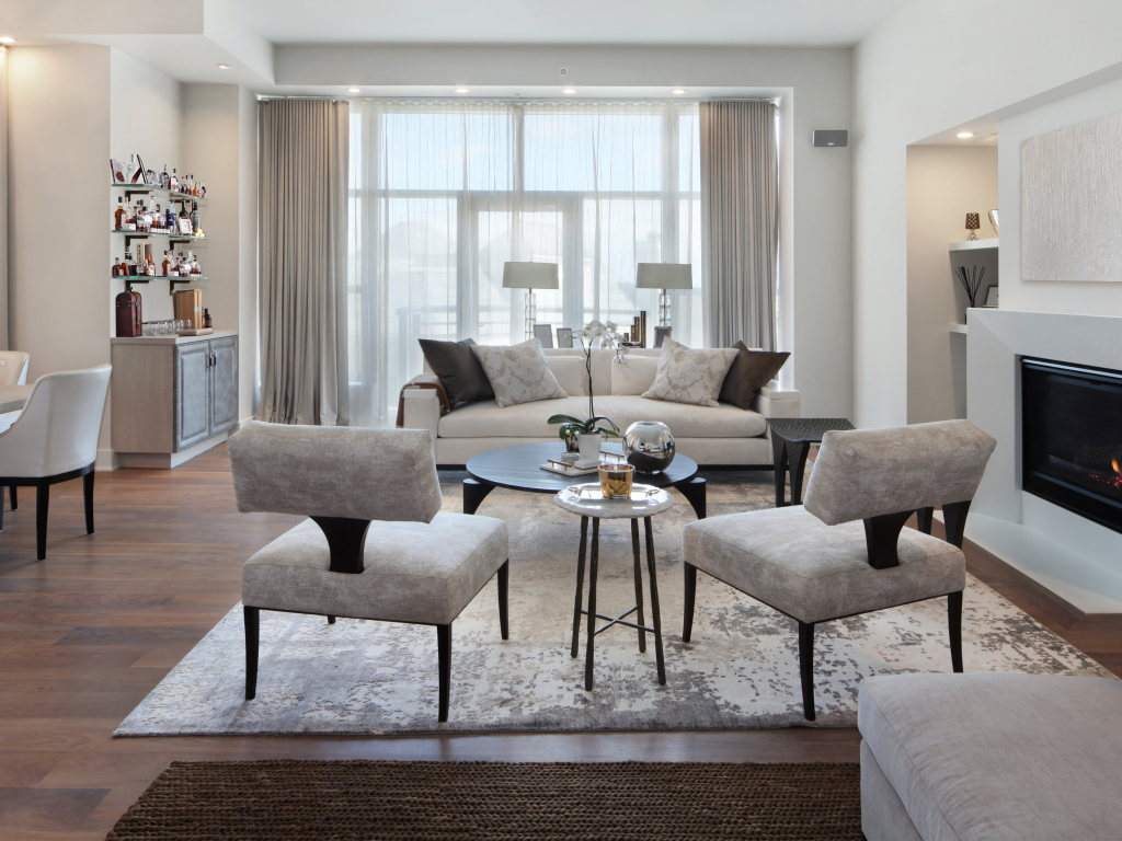 Красивая светлая гостиная с камином и большим окном