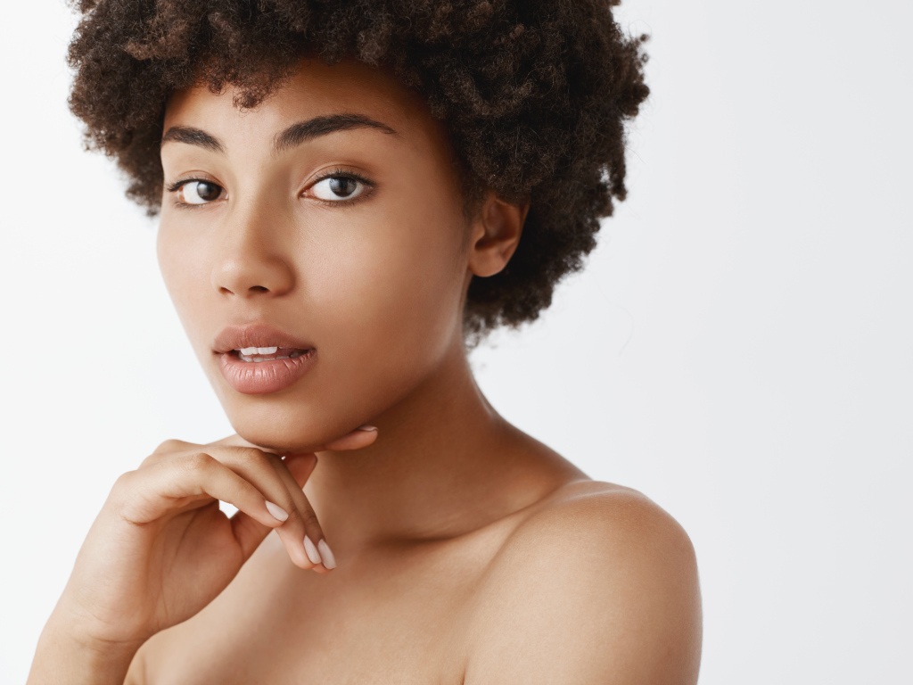 Красивая темнокожая девушка на белом фоне 