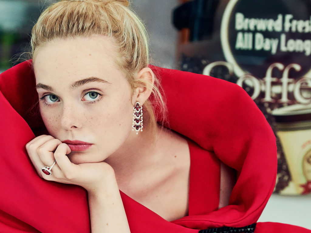 Красивая девушка, актриса Эль Фаннинг в красном наряде