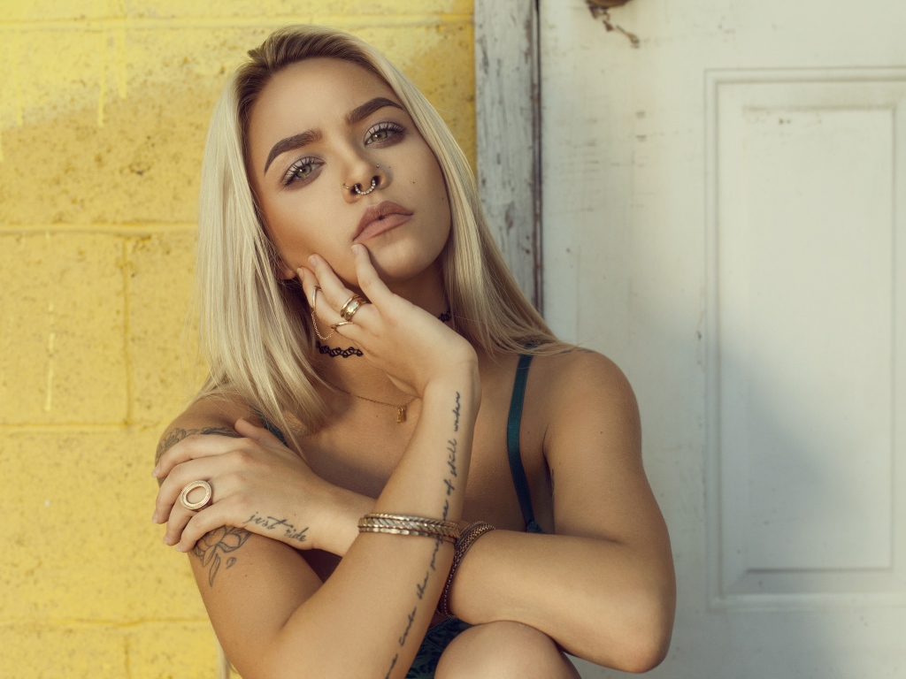 Красивая девушка с татуировками на руках 