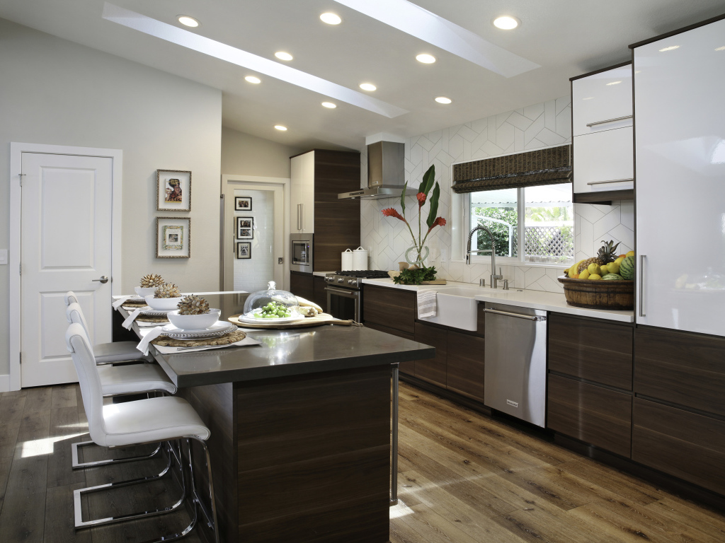 Красивая кухня с деревянной мебелью 