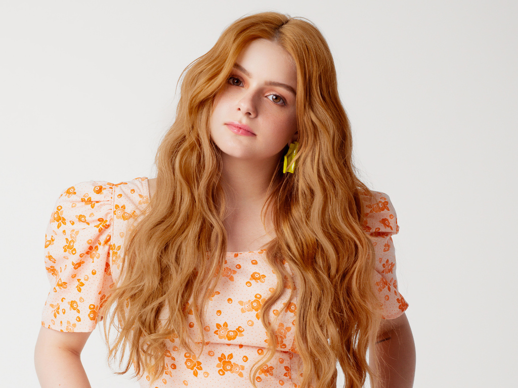 Красивая рыжеволосая актриса Ариэль Уинтер на сером фоне