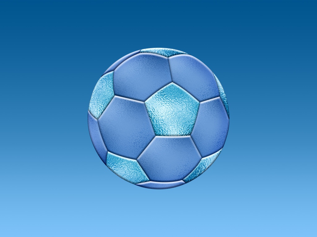 Красивый футбольный мяч на голубом фоне 
