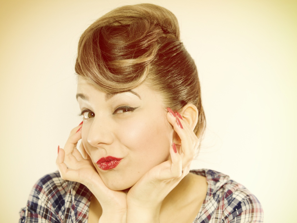 Яркая девушка с прической в стиле ретро 