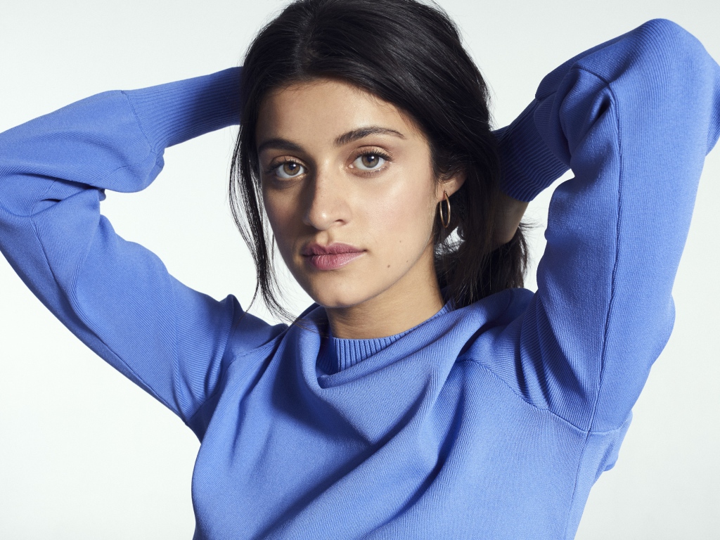 Британская актриса Аня Чалотра в голубом свитере