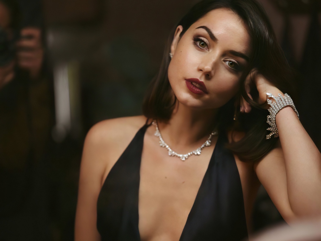 Кареглазая актриса Ана Де Армас в черном платье