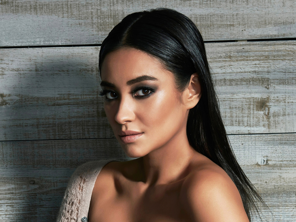 Канадская актриса Шей Митчелл на деревянном фоне