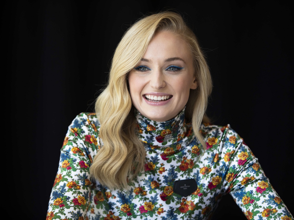 Очаровательная Софи Тёрнер улыбается на черном фоне