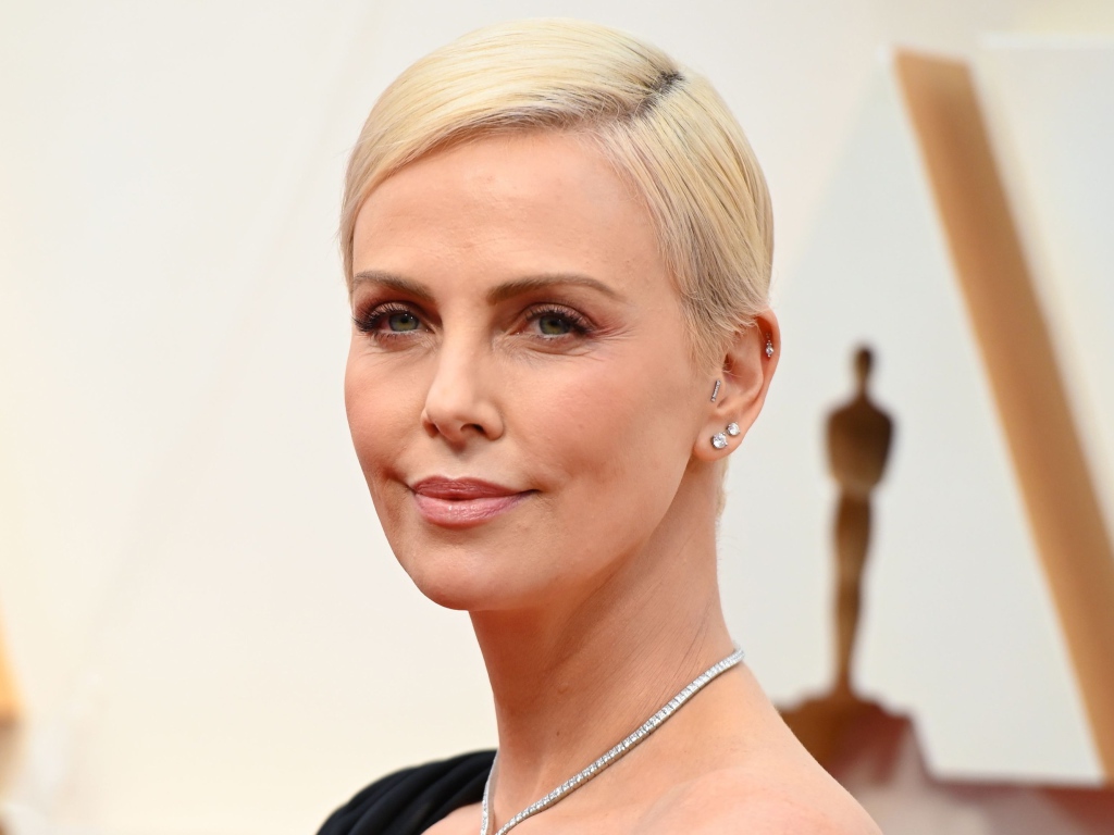 Милая блондинка, актриса Шарлиз Терон на вручении Оскара