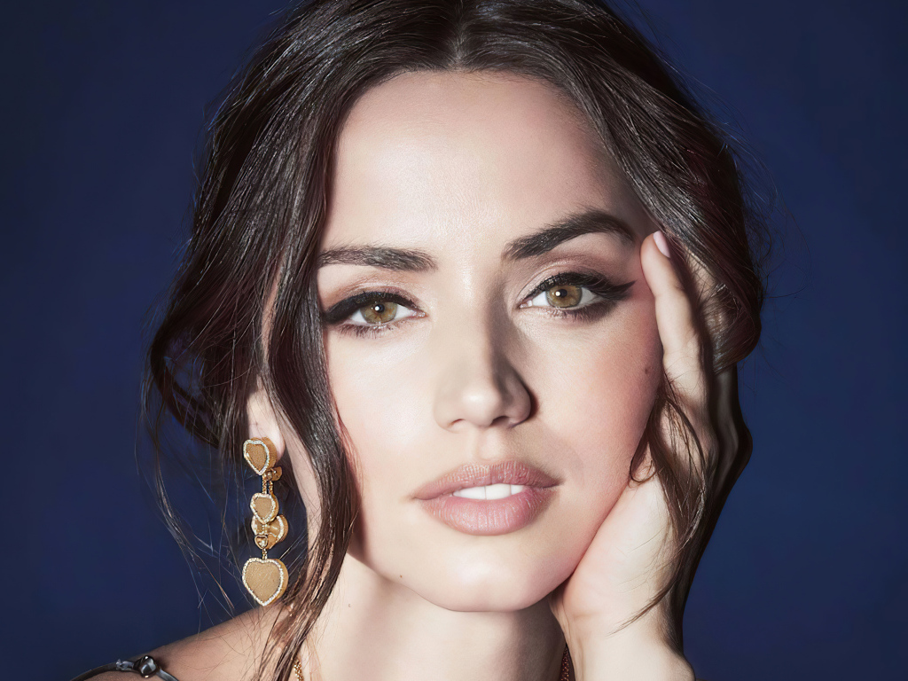 Милая девушка актриса Анна Де Армас лицо крупным планом