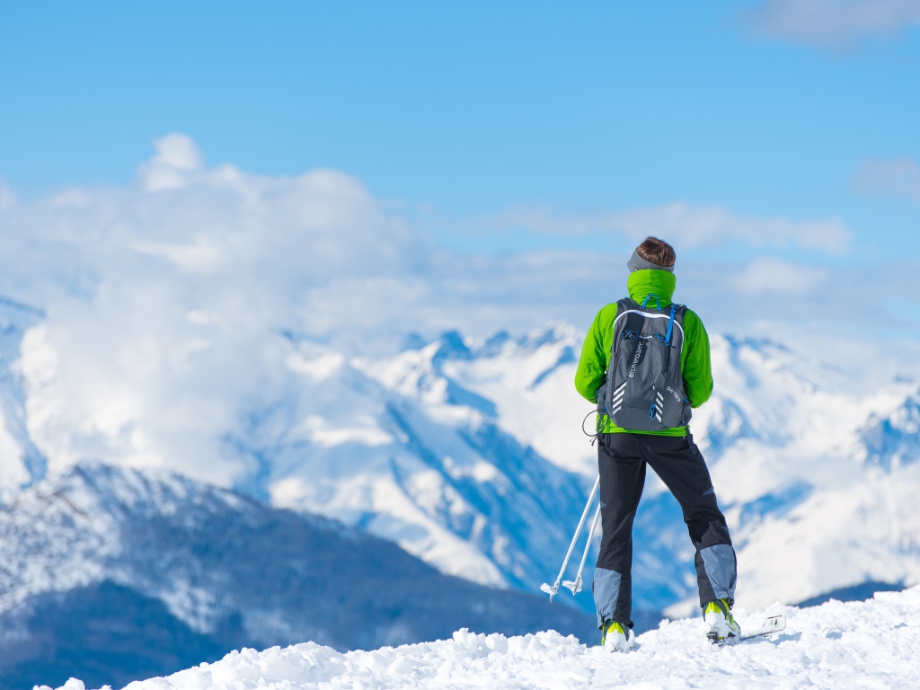 Девушка лыжница в заснеженных горах