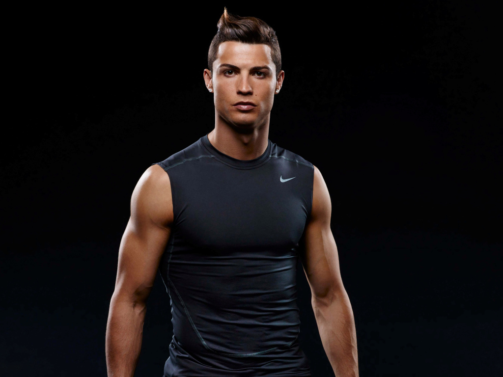 Футболист клуба Ювентус Криштиану Роналду на черном фоне