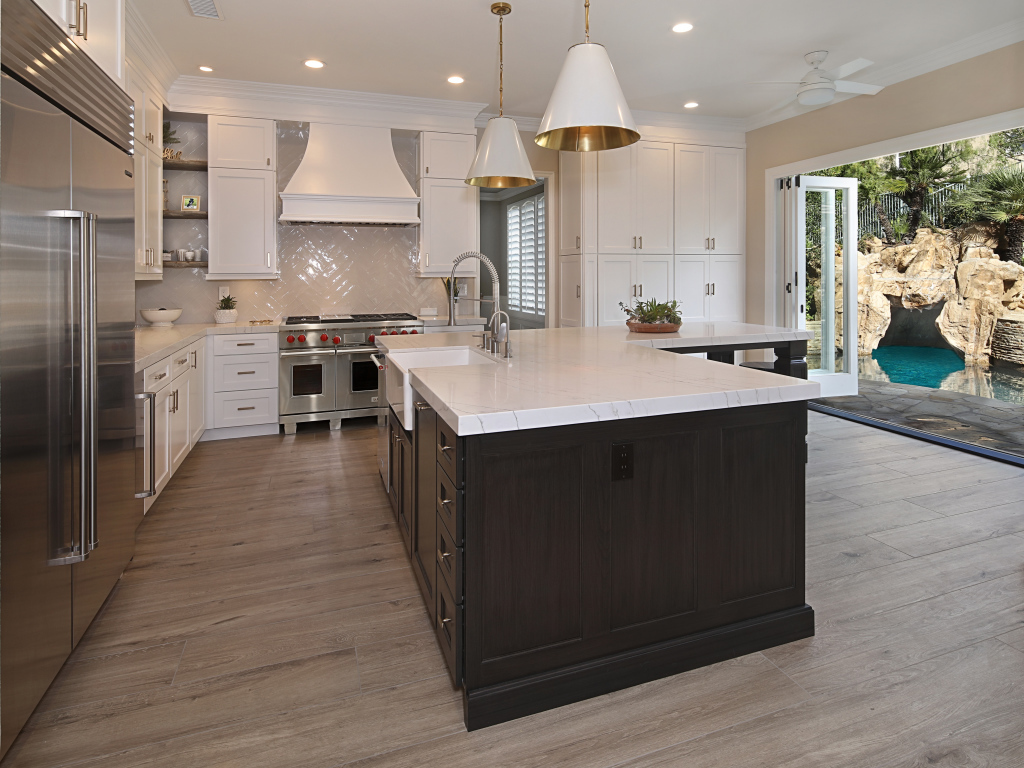 Кухня с большим холодильником с выходом в сад 