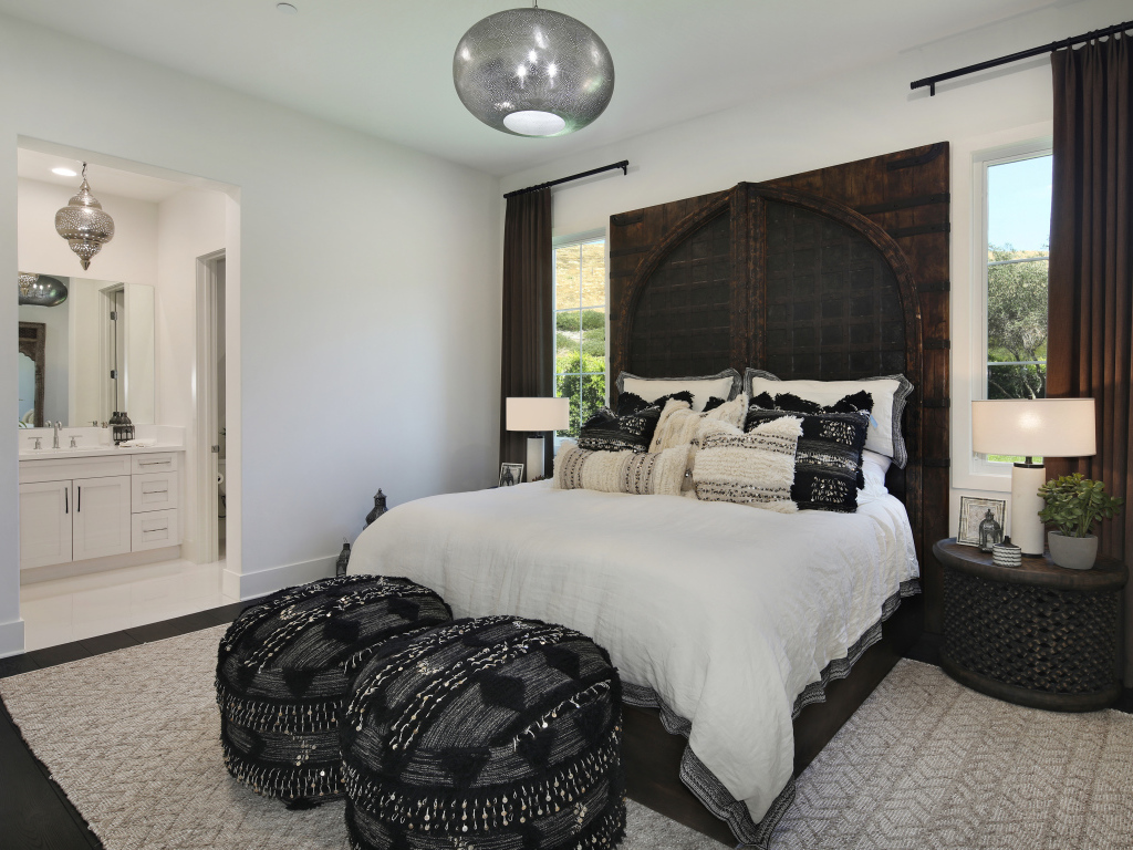 Большая спальная комната с кроватью и ванной комнатой 