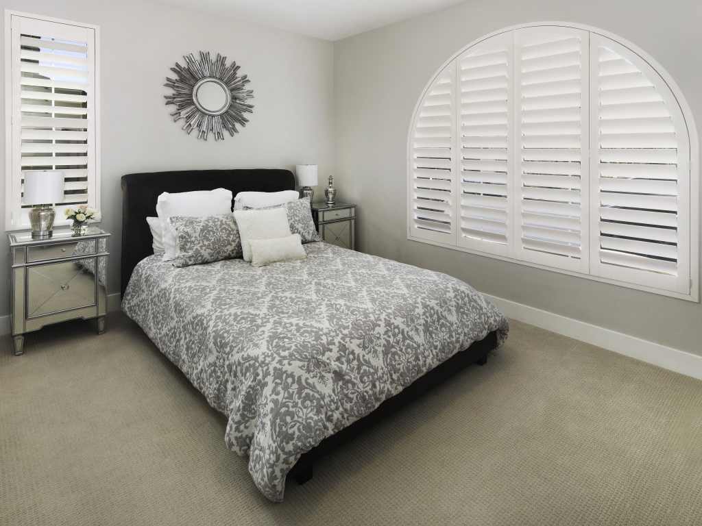 Большая спальня с кроватью и окном 