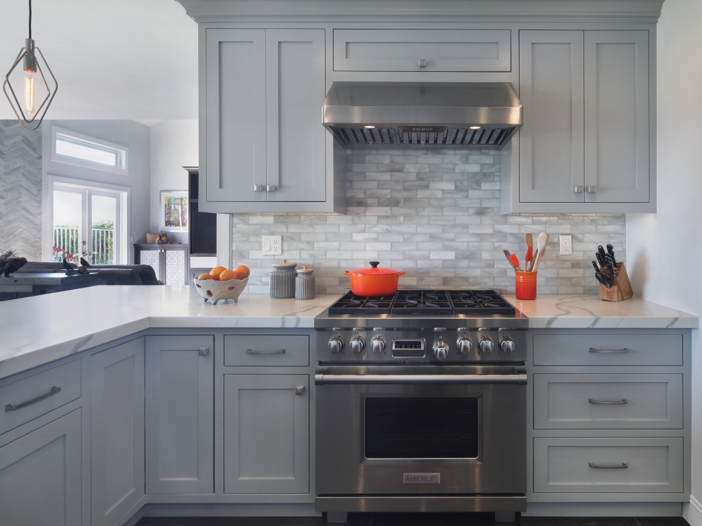 Большая газовая плита в серой кухне 