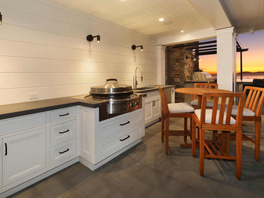 Большая кухня с деревянным столом и видом на море