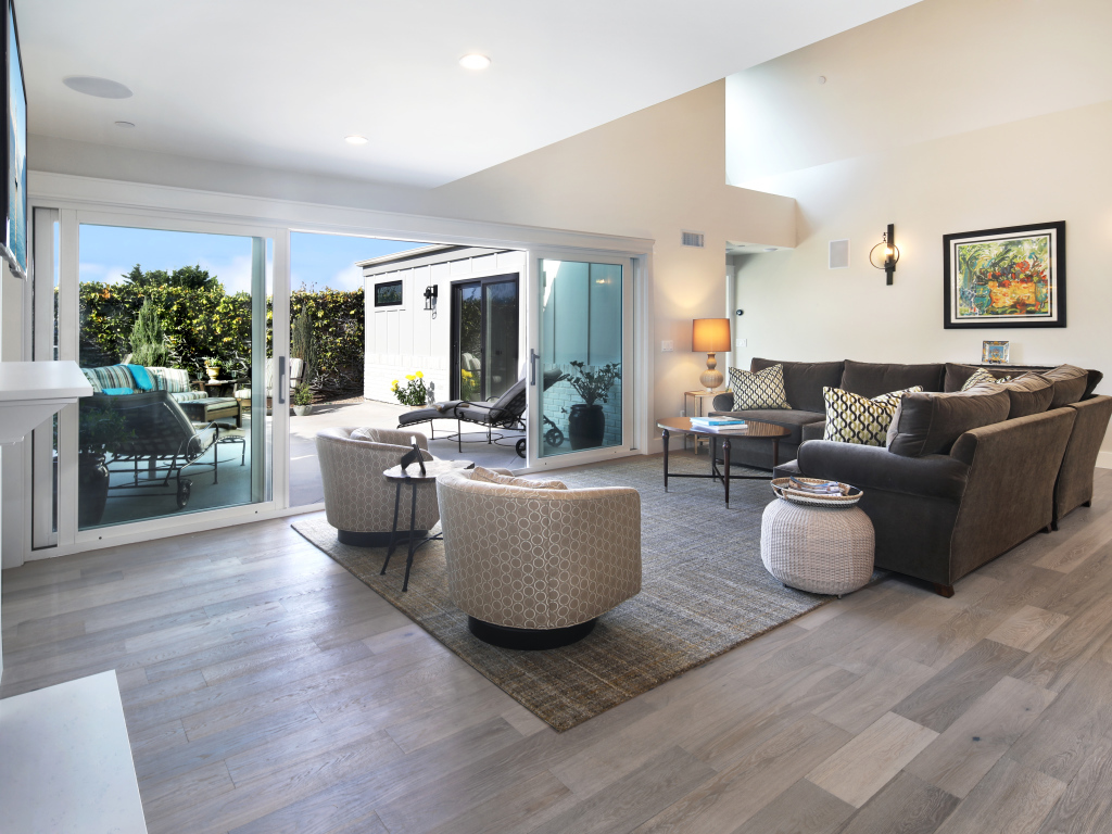 Большая гостиная комната с выходом в сад 