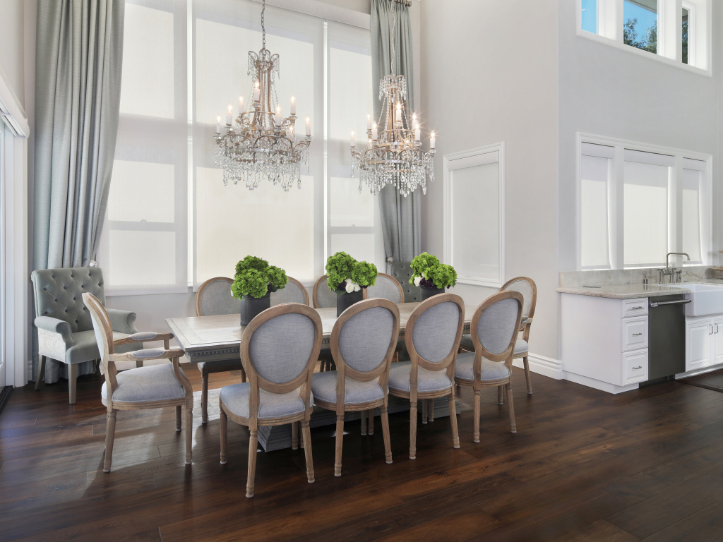 Большой стол в гостиной с красивыми люстрами