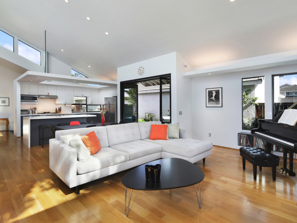 Большой белый диван в гостиной комнате с роялем