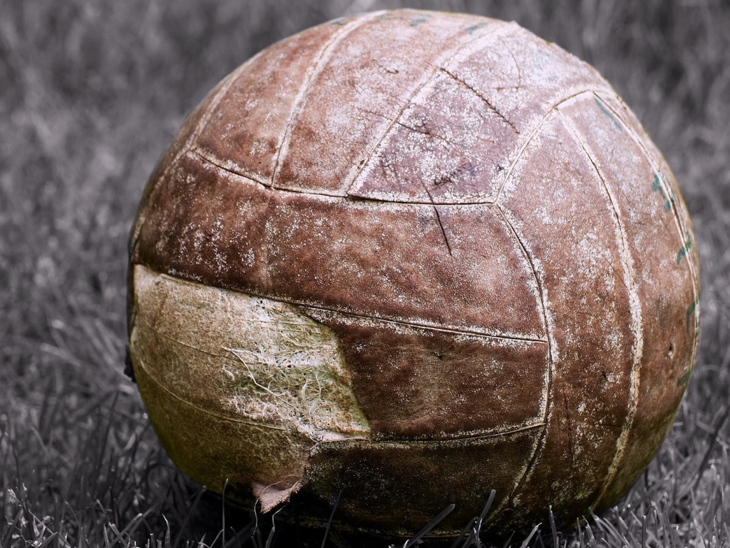 Старый мяч лежит на поле