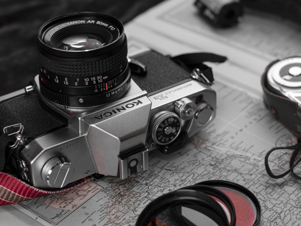 Старый фотоаппарат konica лежит на карте