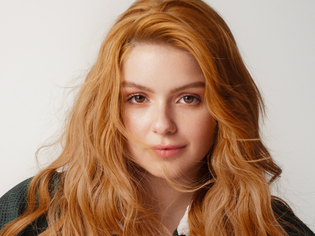 Рыжеволосая девушка, актриса Ариэль Уинтер лицо крупным планом