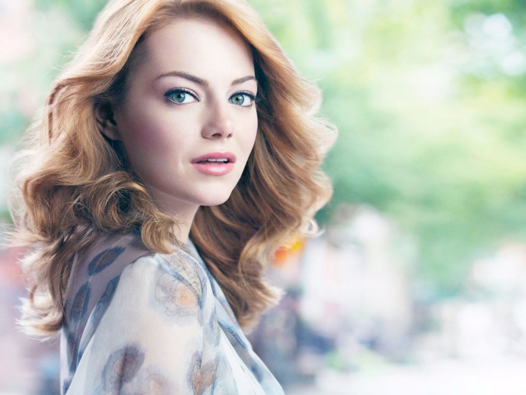 Рыжеволосая зеленоглазая девушка, актриса Эмма Стоун