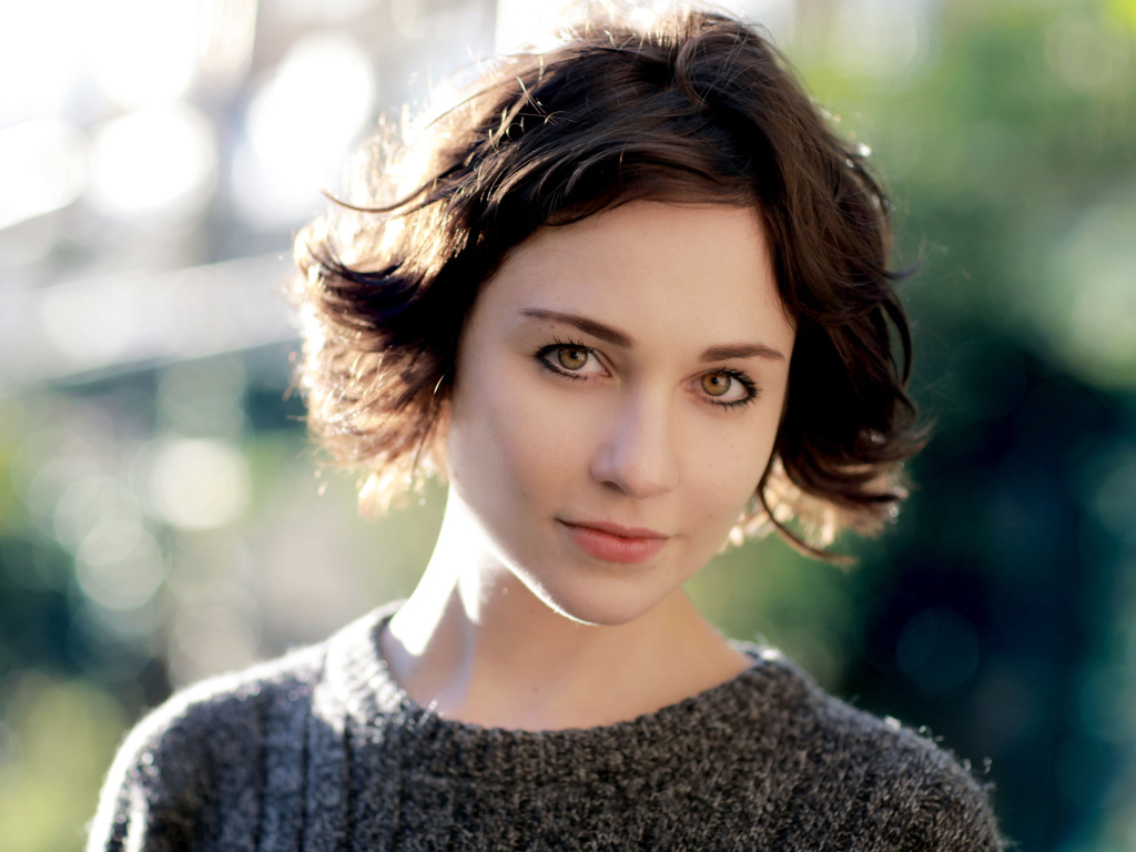 Актриса Таппенс Мидлтон с короткой стрижкой в свитере