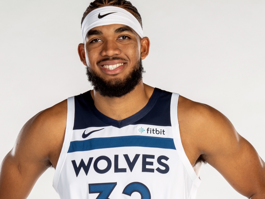 Улыбающийся мужчина, американский баскетболист Карл-Энтони Таунс