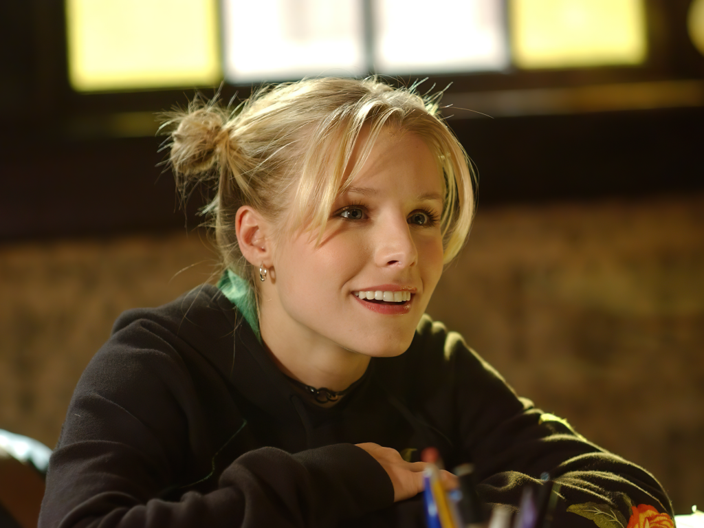 Улыбающаяся актриса Кристен Белл сидит в классе 