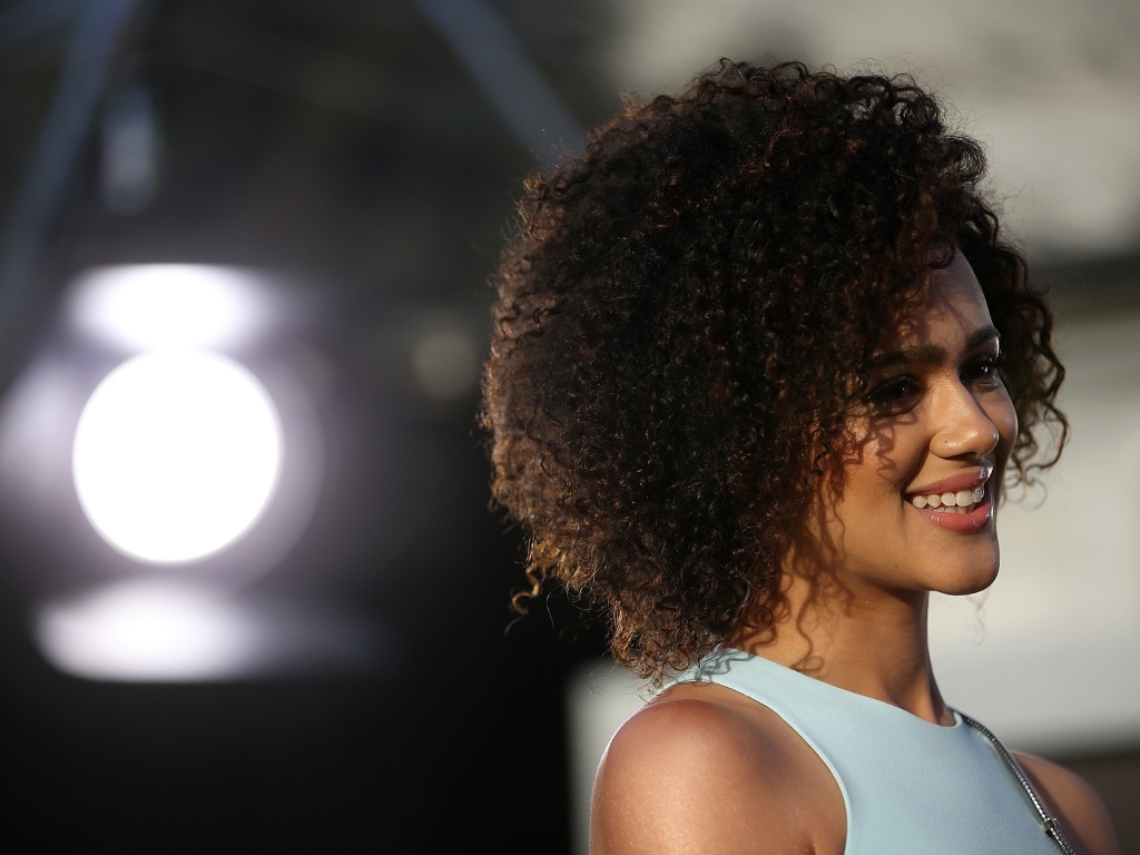 Улыбающаяся девушка, актриса  Натали Эммануэль