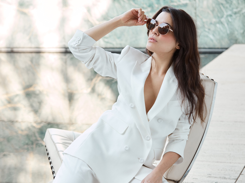 Испанская киноактриса Адриана Угарте в белом костюме