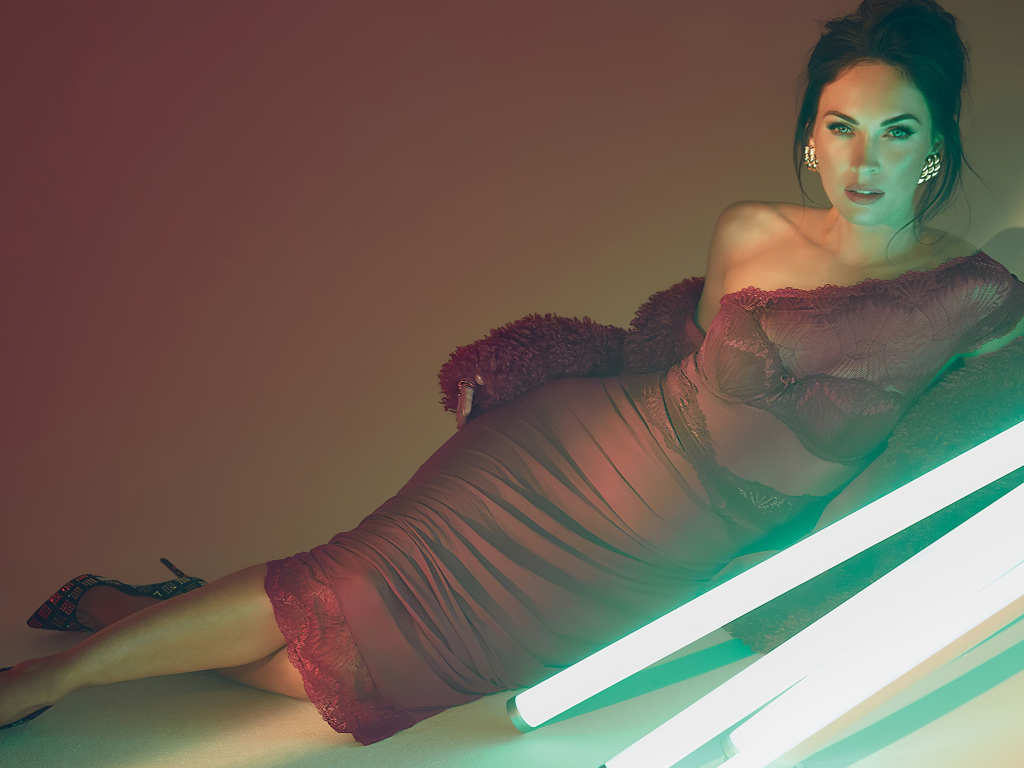 Эффектная актриса Меган Фокс  в красном платье