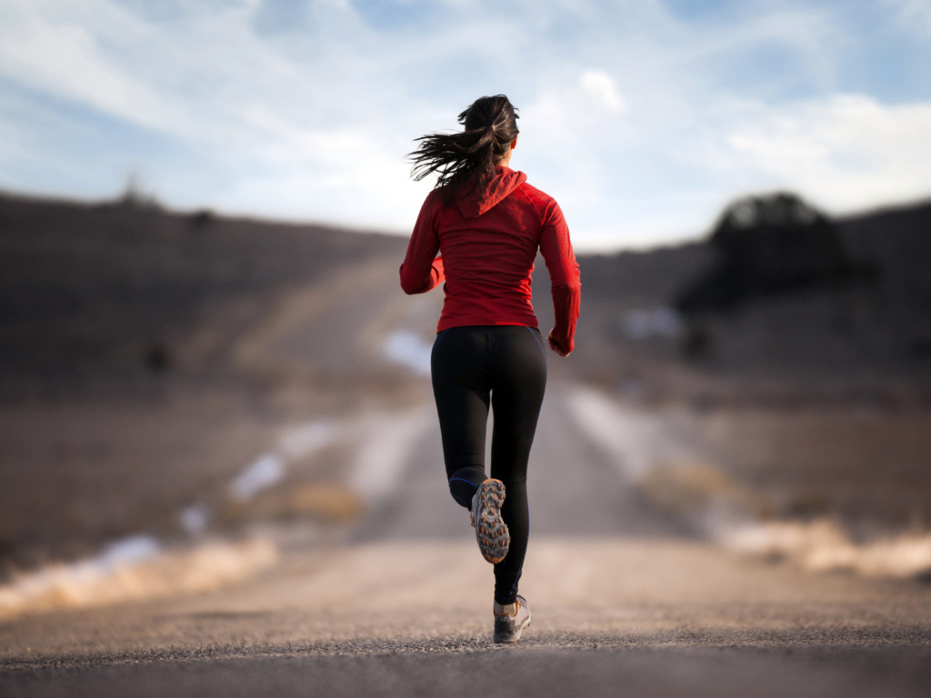 Спортивная девушка занимается бегом