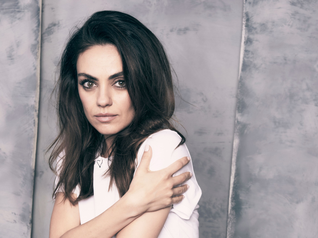 Нежная девушка, актриса Мила Кунис на сером фоне