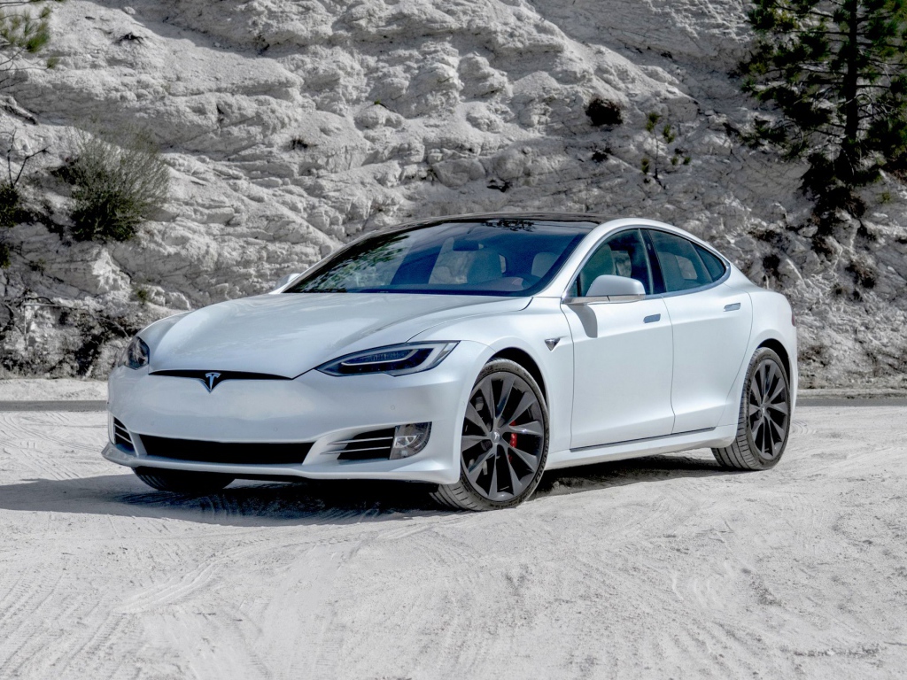 Белый автомобиль  Tesla Model S Performance, 2020 года в горах