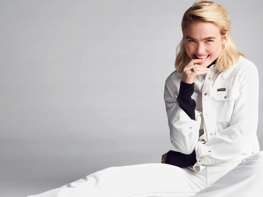 Молодая американская актриса Мэдди Хассон в белом костюме