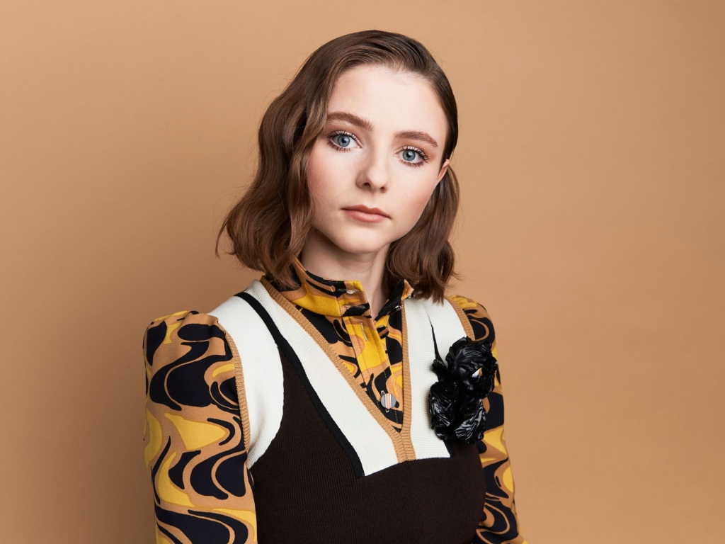 Молодая актриса Томасин Маккензи на фоне стены